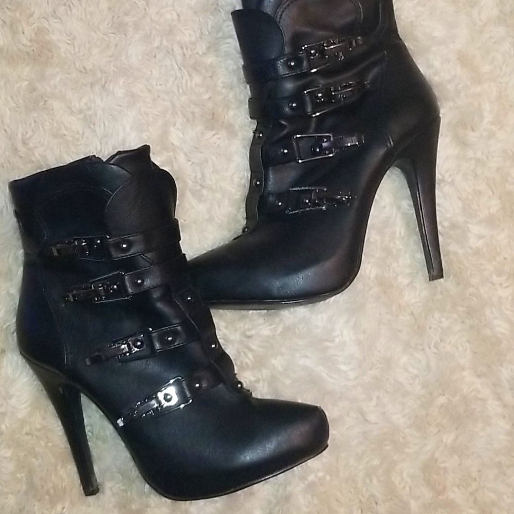 Shi heeled boots size 7